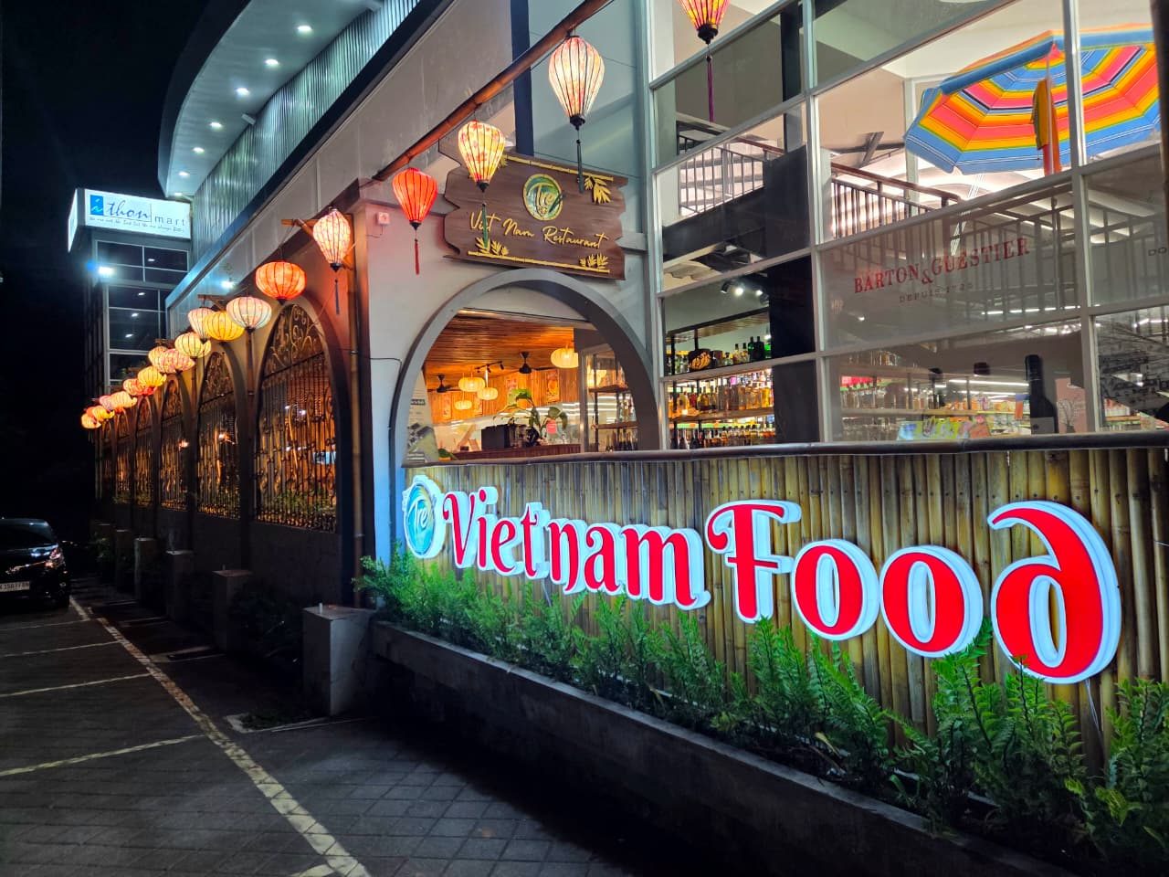 Tre Việt Nam Ungasan at night — the Vietnam Food sign lit red